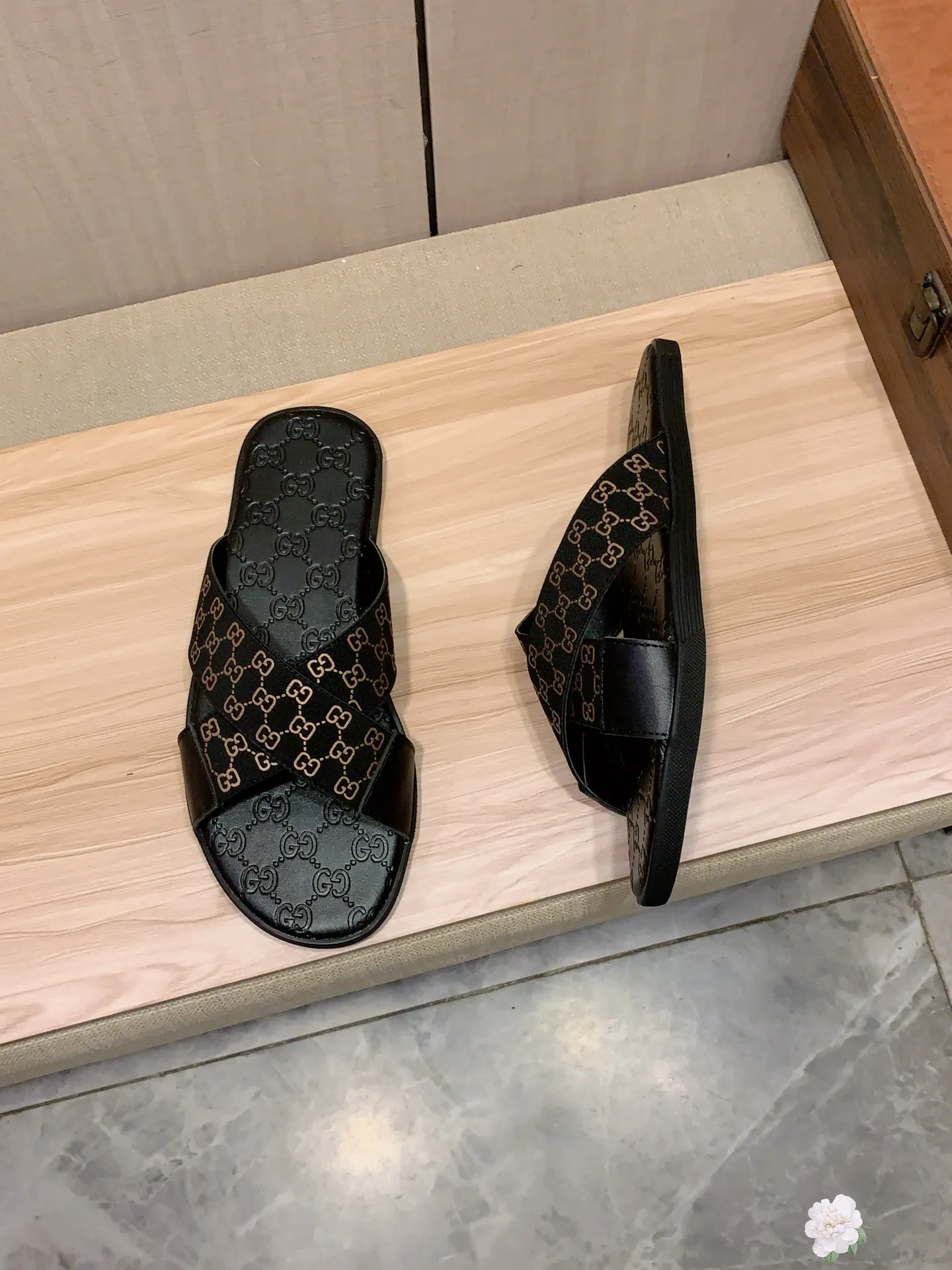 Slippers: New model: Factory price: 260💰💰🎩🎩🔥🔥《 Gucci* 》Series of slippers top purchasing agent🔍🔍Sold at the same time for men, original Italian imported webbing made of selected cowhide, exquisite workmanship,), sole: (super comfortable) original factory special sole, ⚠️exclusive double-layer movable molded sole super comfortable⚠️, real shot🎬the real thing is more beautiful🔍🔍266 regular code 38-44, can be ordered 45.